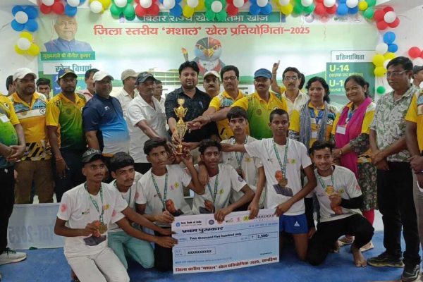 पाकुड़ के शीतपुर में फुटबॉल प्रतियोगिता के दौरान खेलते खिलाड़ी और दर्शकों की भीड़