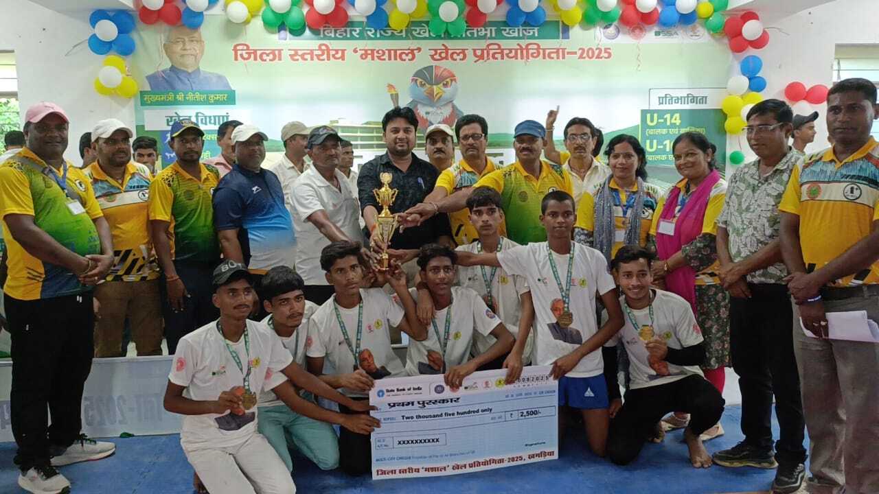 पाकुड़ के शीतपुर में फुटबॉल प्रतियोगिता के दौरान खेलते खिलाड़ी और दर्शकों की भीड़