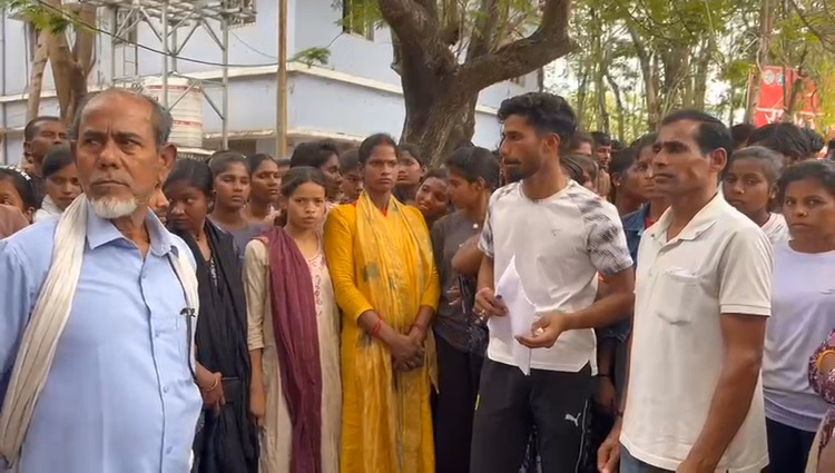 रांची में होमगार्ड बहाली परिणाम जारी करने की मांग को लेकर प्रदर्शन करते अभ्यर्थी