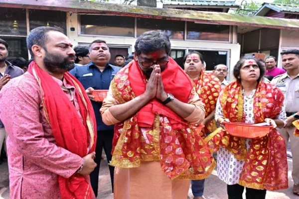 गुवाहाटी के कामाख्या मंदिर में पूजा करते मुख्यमंत्री हेमन्त सोरेन
