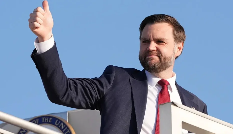 इस्लामाबाद में अमेरिका-ईरान वार्ता के बाद प्रेस कॉन्फ्रेंस करते जेडी वेंस