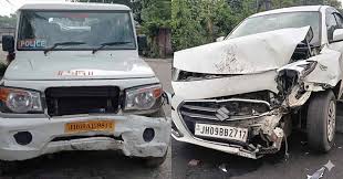 बोकारो में जरंगडीह के पास ढोरी माता चर्च के समीप दुर्घटनाग्रस्त कार और पुलिस वाहन।