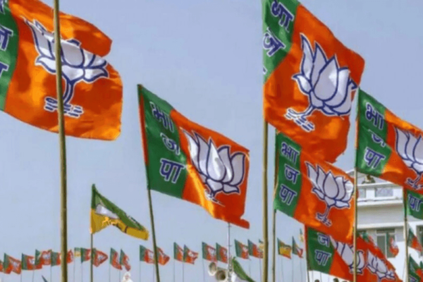 रांची में भाजपा स्थापना दिवस पर पार्टी ध्वज फहराते कार्यकर्ता