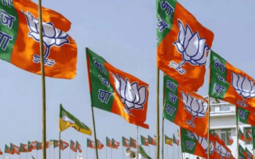 रांची में भाजपा स्थापना दिवस पर पार्टी ध्वज फहराते कार्यकर्ता