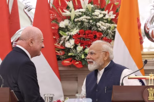 नई दिल्ली में भारत और ऑस्ट्रिया के बीच रक्षा सहयोग LoI पर हस्ताक्षर करते प्रधानमंत्री नरेंद्र मोदी और चांसलर