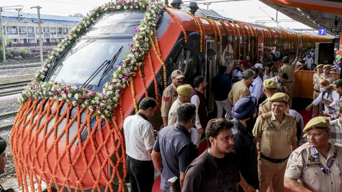 जम्मू तवी रेलवे स्टेशन पर विस्तारित वंदे भारत एक्सप्रेस के उद्घाटन समारोह की तैयारी का दृश्य।
