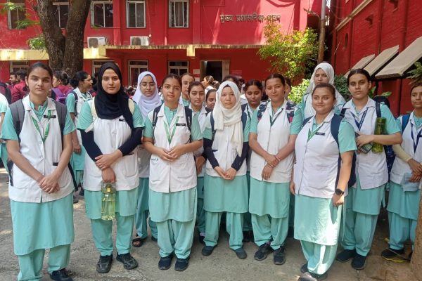रांची विश्वविद्यालय में नर्सिंग छात्र सेशन लेट होने पर विरोध प्रदर्शन करते हुए