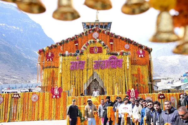 केदारनाथ धाम के कपाट खुलने पर मंदिर परिसर में जुटे श्रद्धालु और पुष्प वर्षा का दृश्य