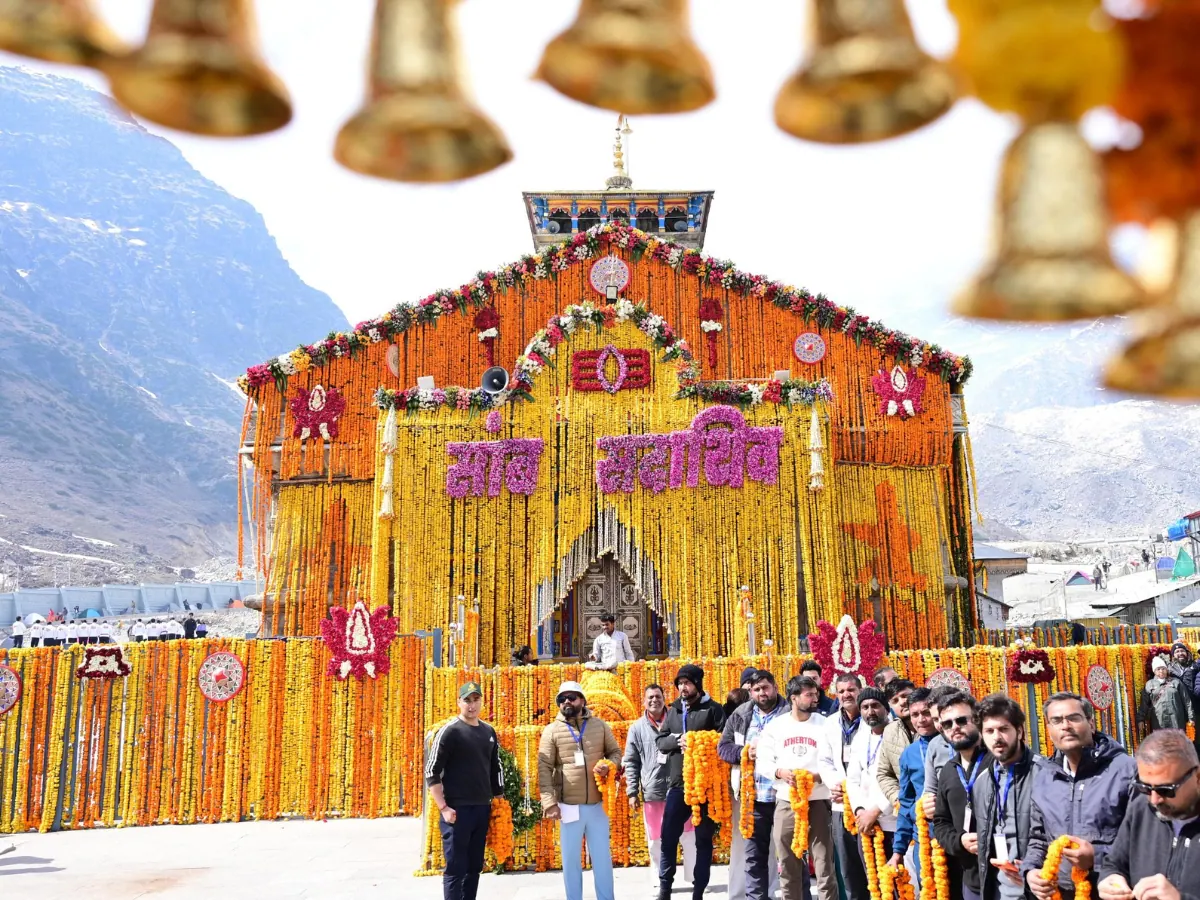 केदारनाथ धाम के कपाट खुलने पर मंदिर परिसर में जुटे श्रद्धालु और पुष्प वर्षा का दृश्य