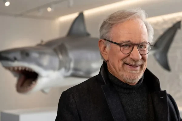 भारत में 4K रिस्टोरेशन के साथ फिर रिलीज हो रही फिल्म जॉज का पोस्टर