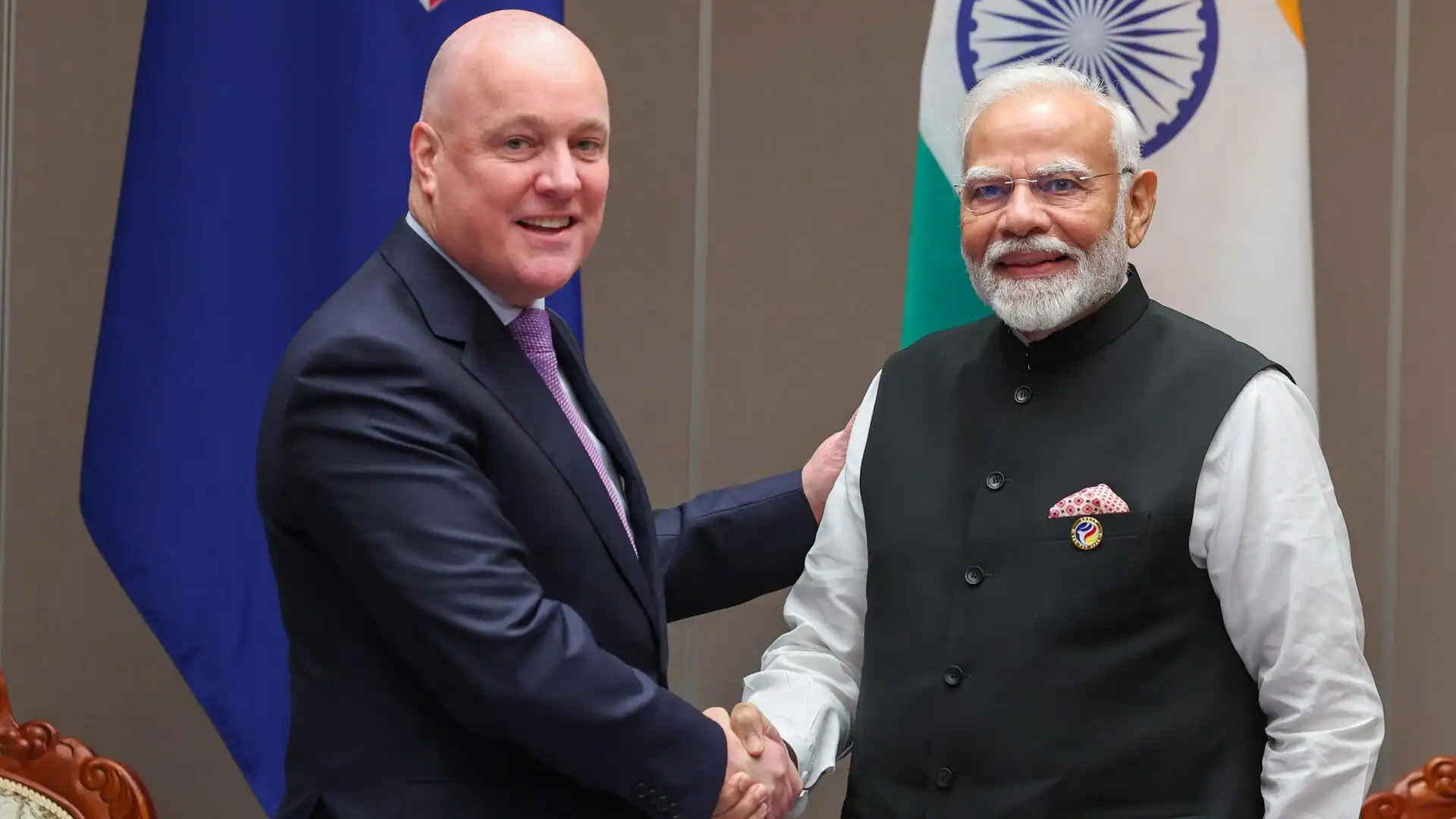 प्रधानमंत्री नरेंद्र मोदी और न्यूजीलैंड के मंत्री भारत-न्यूजीलैंड व्यापार समझौते पर हस्ताक्षर करते हुए।