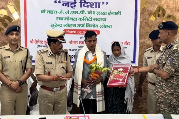 लातेहार में पुलिस अधिकारियों के सामने आत्मसमर्पण करते उग्रवादी सुरेंद्र लोहरा