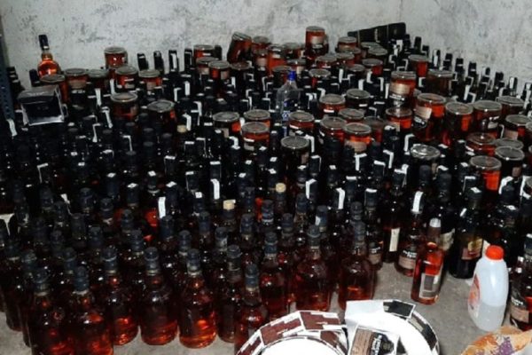 रांची नामकुम जोरार इलाके में नकली शराब मामले में गिरफ्तारी के दौरान कार्रवाई