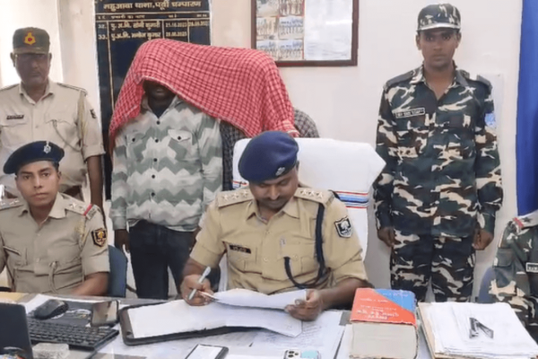 मोतिहारी में भारत-नेपाल सीमा पर पुलिस और एसएसबी द्वारा अवैध करेंसी के साथ की गई कार्रवाई का दृश्य।