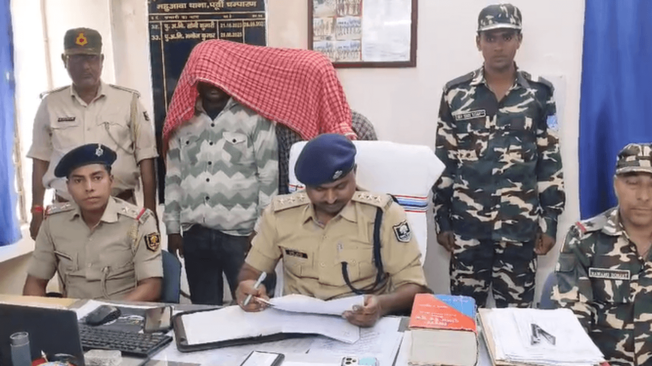 मोतिहारी में भारत-नेपाल सीमा पर पुलिस और एसएसबी द्वारा अवैध करेंसी के साथ की गई कार्रवाई का दृश्य।