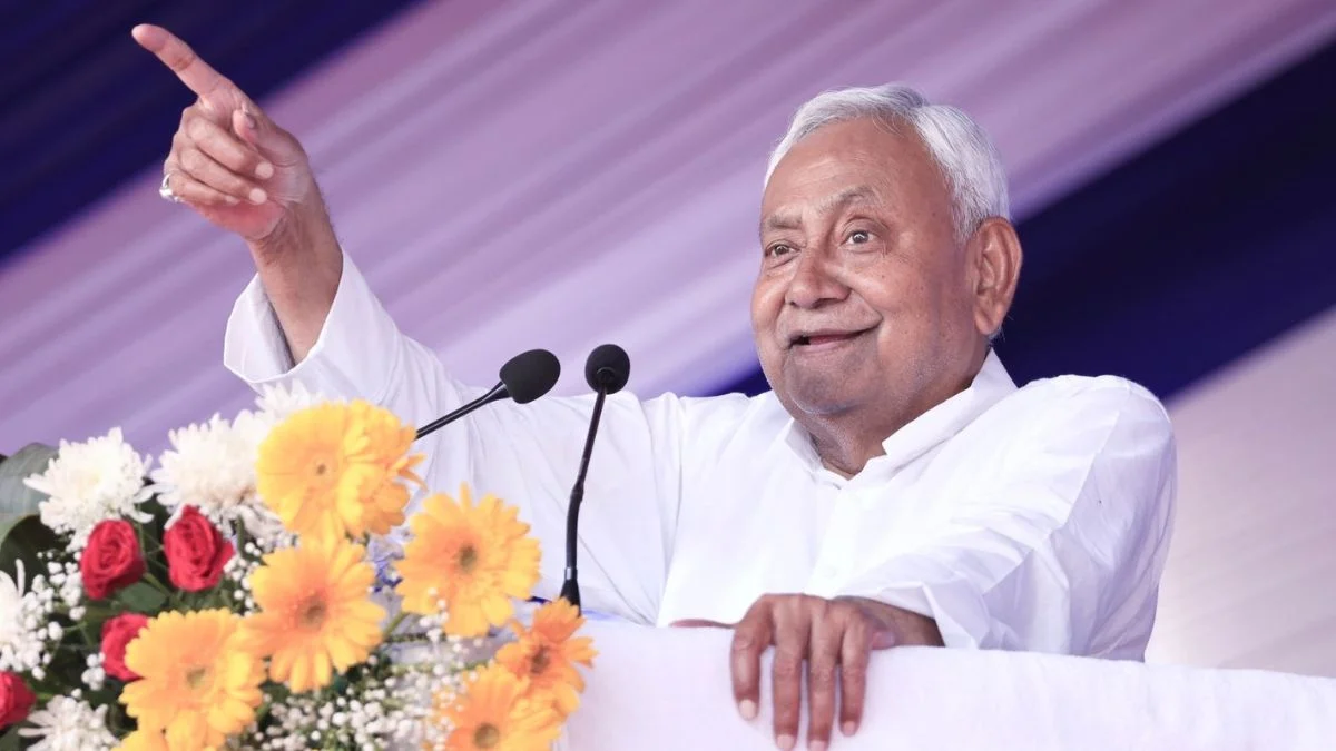 पटना में राज्यपाल को इस्तीफा सौंपते बिहार के मुख्यमंत्री नीतीश कुमार