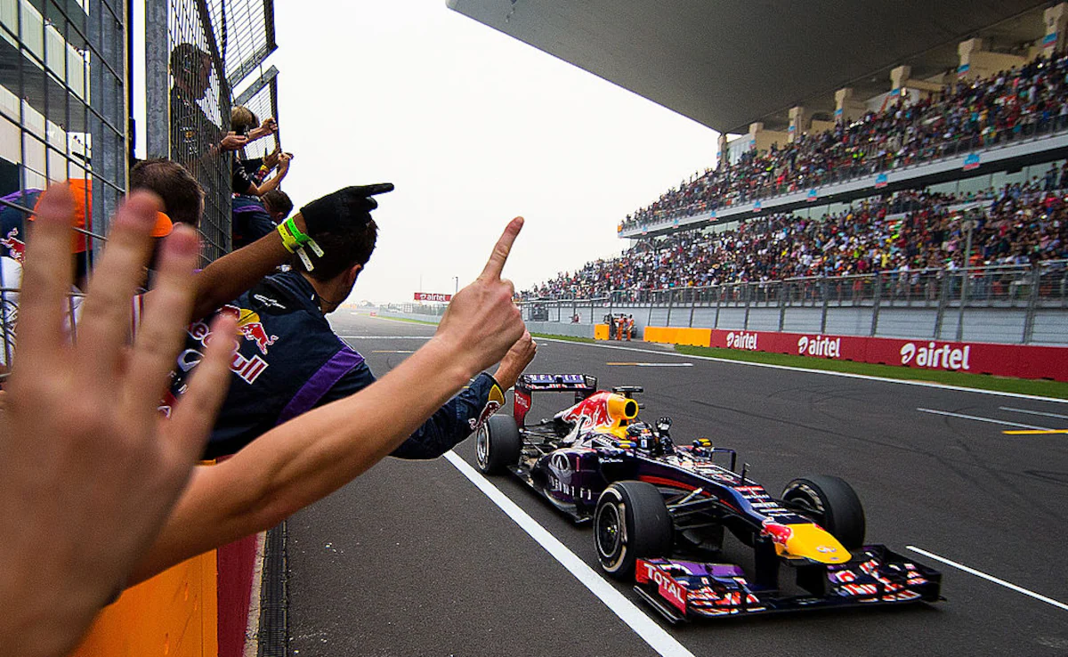 बुद्ध इंटरनेशनल सर्किट ग्रेटर नोएडा में फॉर्मूला वन रेस ट्रैक का दृश्य