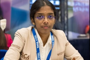 आर वैशाली कैंडिडेट्स टूर्नामेंट जीतने के बाद वर्ल्ड चैंपियनशिप के लिए क्वालीफाई करती हुई