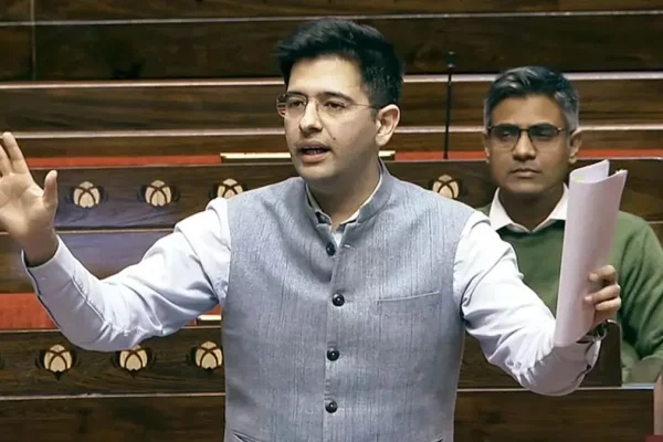 नई दिल्ली में AAP सांसद राघव चड्ढा, राज्यसभा उपनेता पद से हटाए जाने के बाद