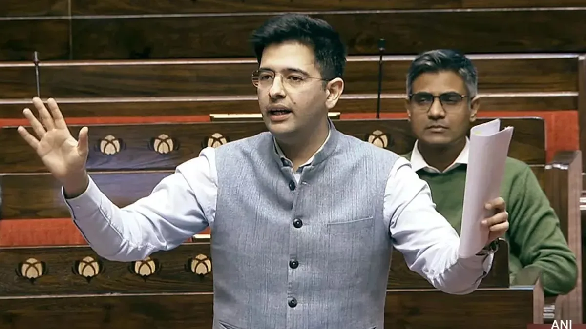 नई दिल्ली में AAP सांसद राघव चड्ढा, राज्यसभा उपनेता पद से हटाए जाने के बाद