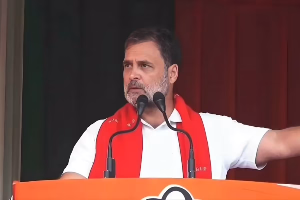 असम रैली में भाषण देते राहुल गांधी, हिमंत बिस्व सरमा पर आरोप लगाते हुए