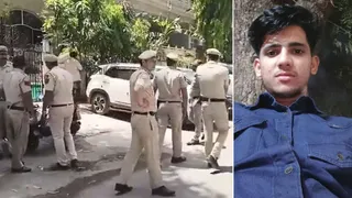 दिल्ली अमर कॉलोनी में हत्या की घटना के बाद जांच करती पुलिस और फॉरेंसिक टीम