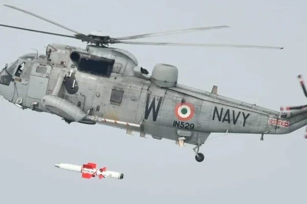DRDO और भारतीय नौसेना द्वारा NASM-SR मिसाइल का सफल साल्वो लॉन्च किया गया।