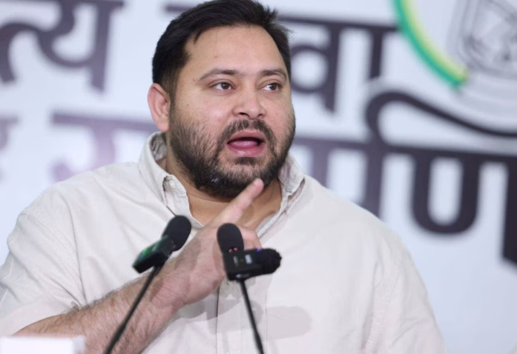 पटना में तेजस्वी यादव द्वारा सरकारी विज्ञापन में नीतीश कुमार की तस्वीर पर सवाल