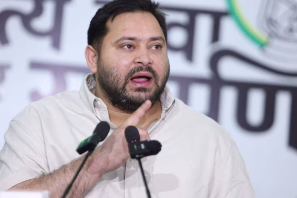 पटना में तेजस्वी यादव द्वारा सरकारी विज्ञापन में नीतीश कुमार की तस्वीर पर सवाल