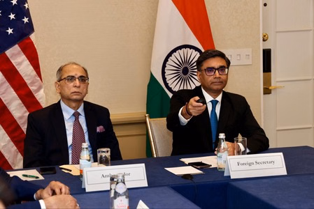 विदेश सचिव विक्रम मिसरी अमेरिका में रक्षा और व्यापार वार्ता करते हुए अधिकारियों के साथ