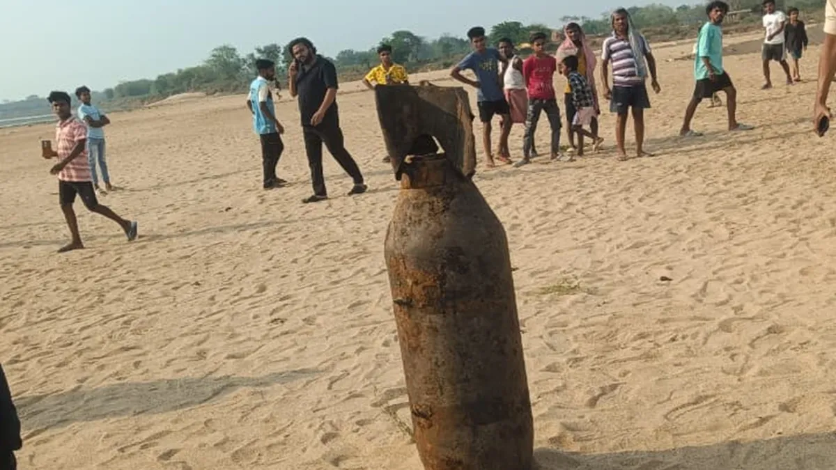 जमशेदपुर स्वर्णरेखा नदी किनारे मिला 227 किलोग्राम बम सेना द्वारा निष्क्रिय करते हुए दृश्य