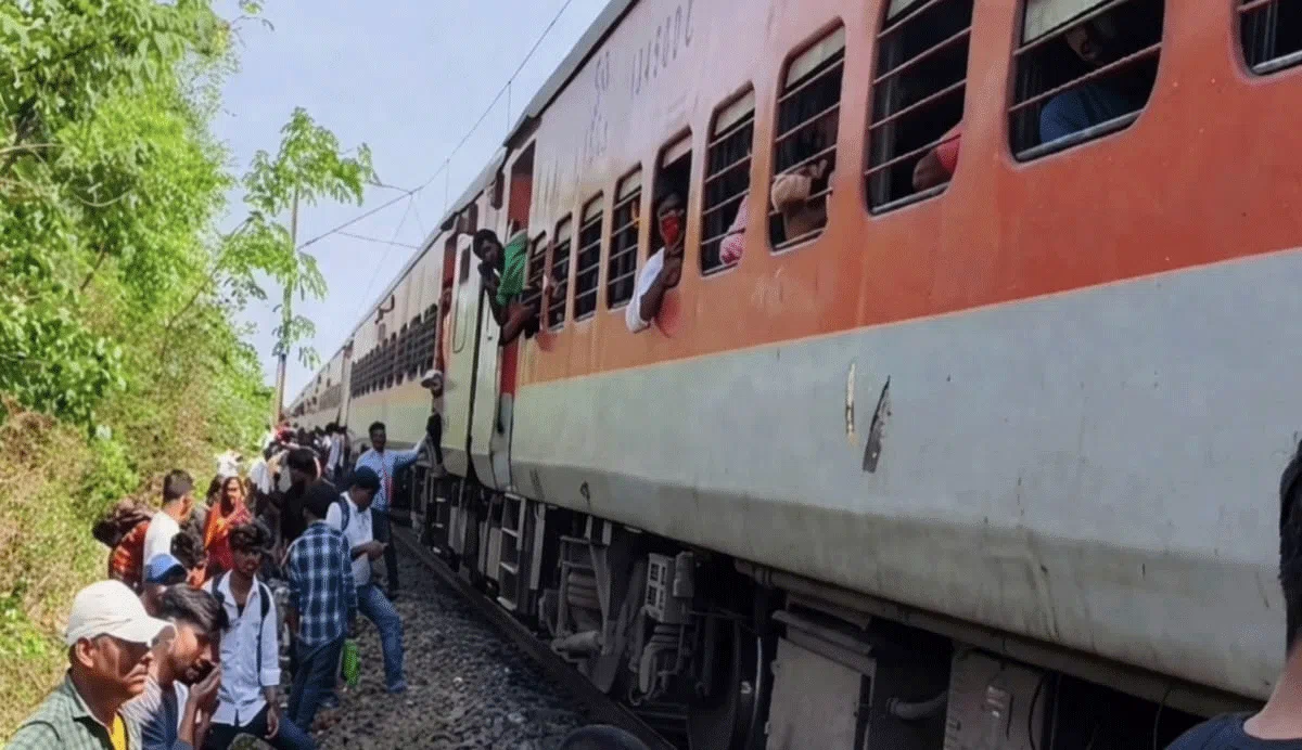 जामताड़ा के पास जयनगर पुरी एक्सप्रेस के जनरल कोच से उठता धुआं और बाहर खड़े यात्री