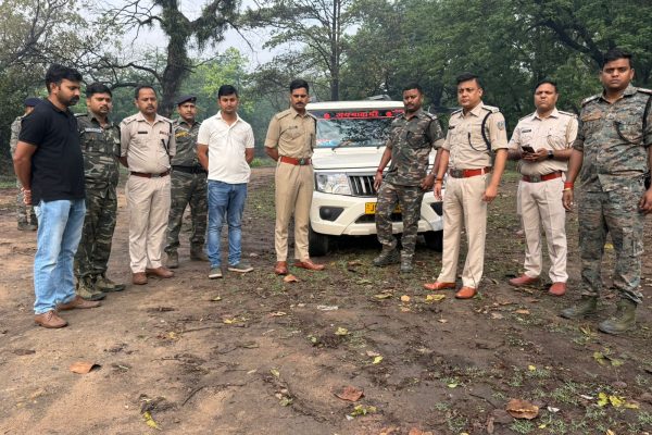 रामगढ़ भुरकुंडा में पुलिस मुठभेड़ के बाद घायल अपराधी को अस्पताल ले जाते कर्मी