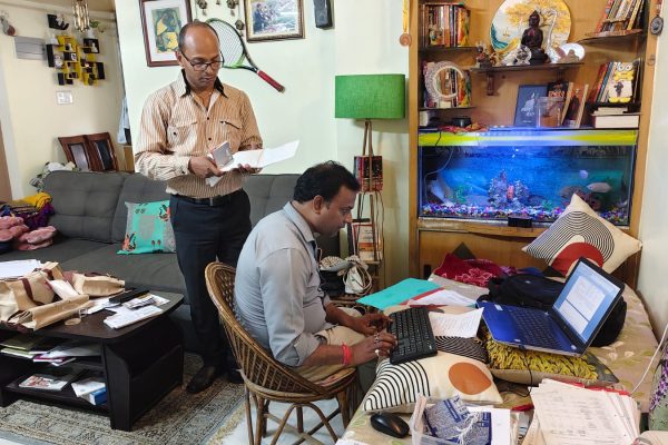 पटना में इंजीनियर के ठिकानों पर निगरानी छापेमारी के दौरान जांच का दृश्य