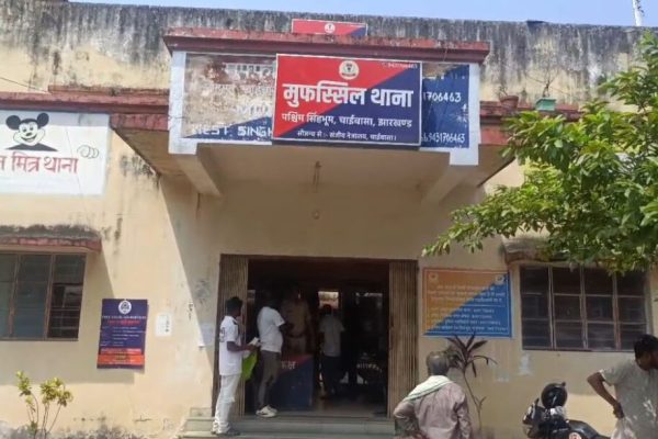Chaibasa के बड़ालगिया गांव में पेड़ से लटका महिला का शव, पुलिस जांच कर रही