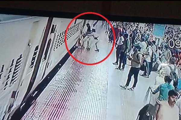 रांची रेलवे स्टेशन पर आरपीएफ महिला कांस्टेबल साविता गारी द्वारा चलती ट्रेन से गिरती महिला को बचाने का दृश्य।