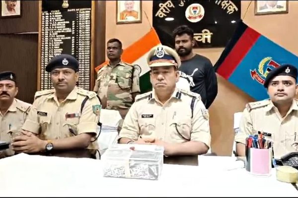 रांची के कोतवाली थाना क्षेत्र में 9 ग्राम ब्राउन शुगर के साथ गिरफ्तार दो आरोपियों की फाइल तस्वीर।