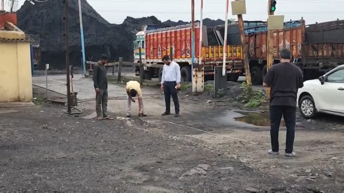 मुनीडीह वाशरी हादसे की जांच करते हुए बीसीसीएल के अधिकारी।