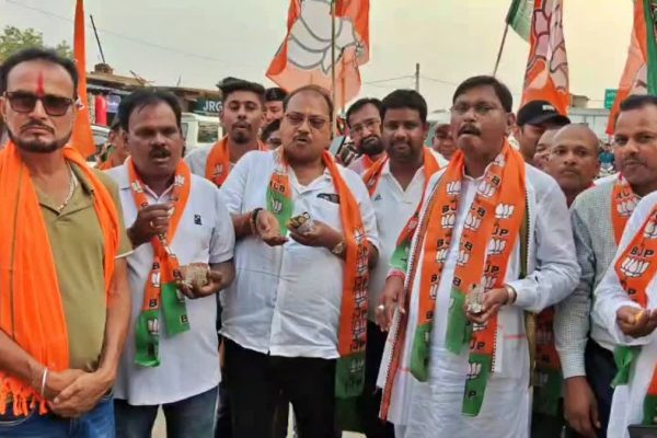 झारखंड में पश्चिम बंगाल, असम और पुडुचेरी की जीत का जश्न मनाते हुए पूर्व सीएम अर्जुन मुंडा।