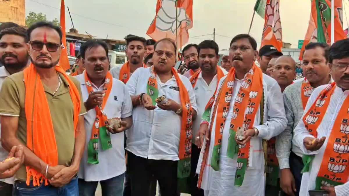 झारखंड में पश्चिम बंगाल, असम और पुडुचेरी की जीत का जश्न मनाते हुए पूर्व सीएम अर्जुन मुंडा।