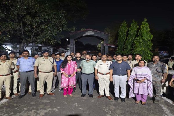 Giridih Central Jail के भीतर संयुक्त सुरक्षा छापेमारी का नेतृत्व करते उपायुक्त राम निवास यादव और एसपी डॉ. विमल कुमार।