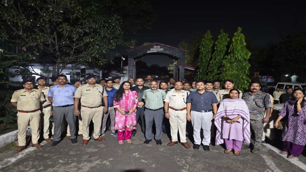 Giridih Central Jail के भीतर संयुक्त सुरक्षा छापेमारी का नेतृत्व करते उपायुक्त राम निवास यादव और एसपी डॉ. विमल कुमार।