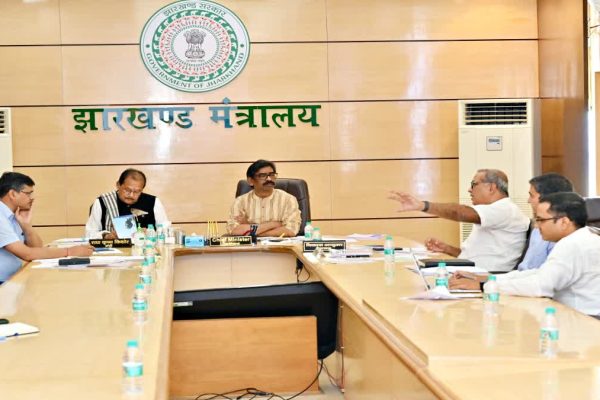 मुख्यमंत्री हेमंत सोरेन रांची में झारखंड मंत्रालय के भीतर वित्त विभाग की उच्च स्तरीय समीक्षा बैठक की अध्यक्षता करते हुए।