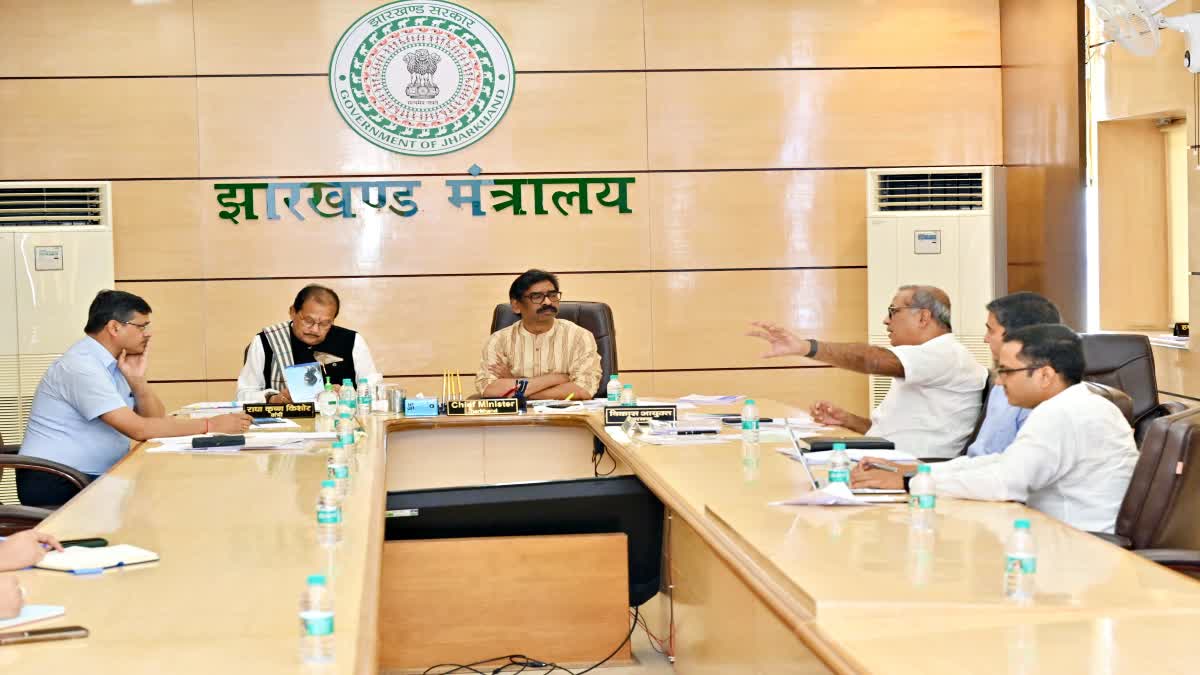 मुख्यमंत्री हेमंत सोरेन रांची में झारखंड मंत्रालय के भीतर वित्त विभाग की उच्च स्तरीय समीक्षा बैठक की अध्यक्षता करते हुए।