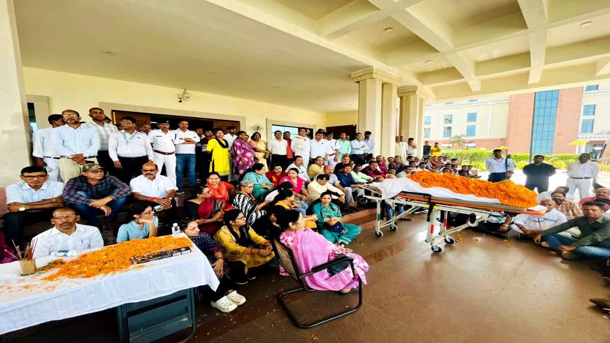 रांची विधानसभा परिसर में महिला कर्मी अंजना तिवारी की मौत के विरोध में प्रदर्शन करते कर्मचारी