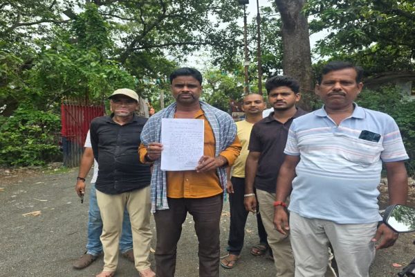 दुमका के शिकारीपाड़ा में लूट की घटना के बाद सुरक्षा की मांग को लेकर पुलिस थाने पहुंचे पीड़ित ज्वेलरी कारोबारी।