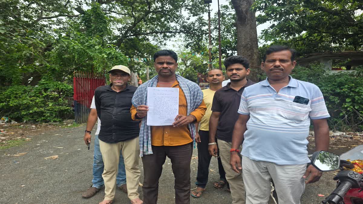 दुमका के शिकारीपाड़ा में लूट की घटना के बाद सुरक्षा की मांग को लेकर पुलिस थाने पहुंचे पीड़ित ज्वेलरी कारोबारी।