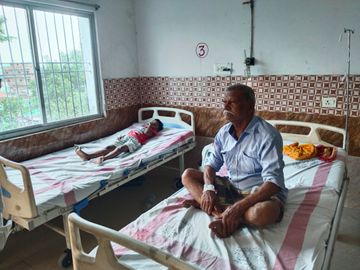 बिहार के सोनवर्षा में तरबूज खाने से बीमार हुए परिवार के सदस्यों का अस्पताल में चल रहा उपचार।