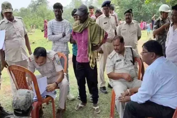 पाकुड़ के महेशपुर में पुलिस ने पत्नी और बेटी की हत्या कर शव दफनाने वाले आरोपी पति को गिरफ्तार किया।