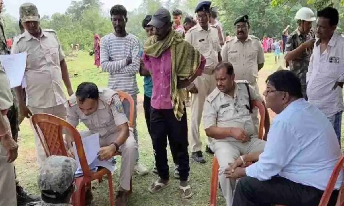 पाकुड़ के महेशपुर में पुलिस ने पत्नी और बेटी की हत्या कर शव दफनाने वाले आरोपी पति को गिरफ्तार किया।